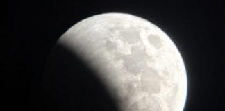 PHOTOS: Lunar eclipse draws hundreds to Adler Planetarium